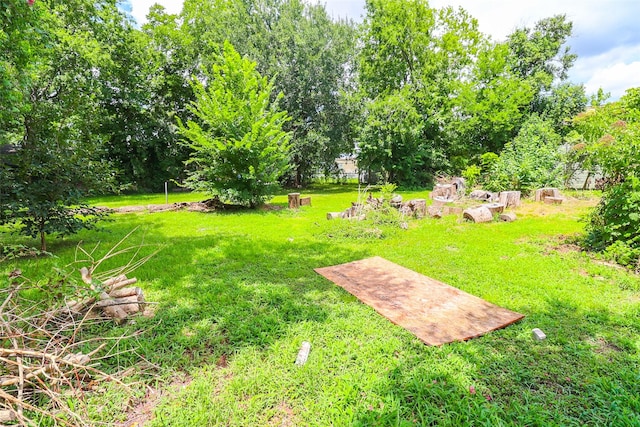 313 E Tidwell Rd, Houston, TX 77022 - view of grassy yard