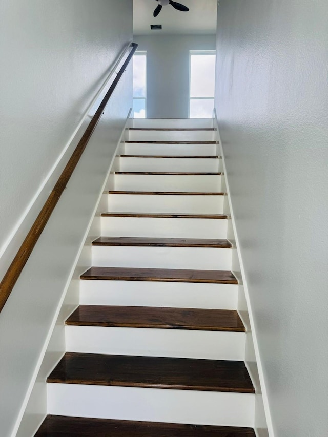 8128 Penrod St, Houston, TX 77028 - view of stairway