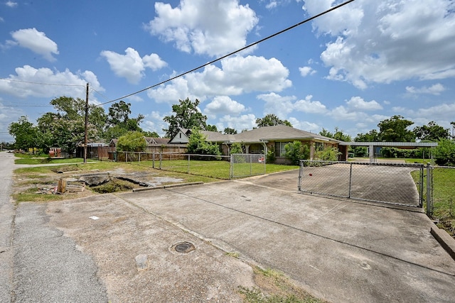 702 Mcdaniel St, Houston, TX 77022 - view of front of house featuring a gate, driveway, and a carport
