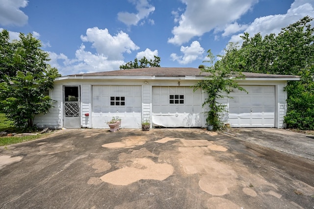 702 Mcdaniel St, Houston, TX 77022 - view of detached garage