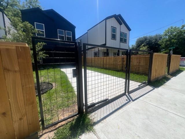 5702 Elysian St, Houston, TX 77009 - gate featuring a fenced front yard