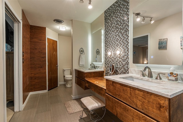 1208 15th Ave N, Texas City, TX 77590 - full bath with vanity, track lighting, and backsplash