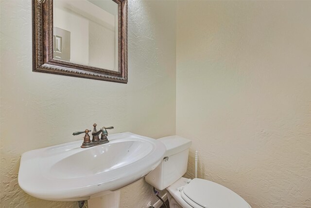 10818 Kleberg Place Dr, Houston, TX 77064 - half bath featuring a textured wall