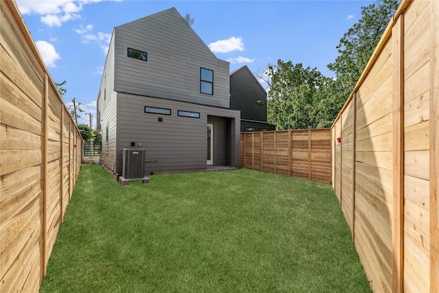 4110 Cortlandt St, Houston, TX 77018 - rear view of property featuring a fenced backyard