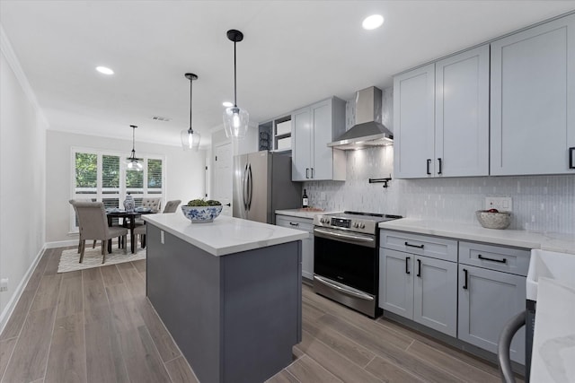 163 W Village Knoll Cir, The Woodlands, TX 77381 - kitchen featuring stainless steel appliances, wall chimney range hood, wood finished floors, decorative backsplash, and recessed lighting