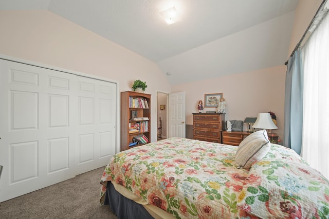 1512 Pine Ridge Ln, Pearland, TX 77581 - bedroom featuring carpet, vaulted ceiling, and a closet