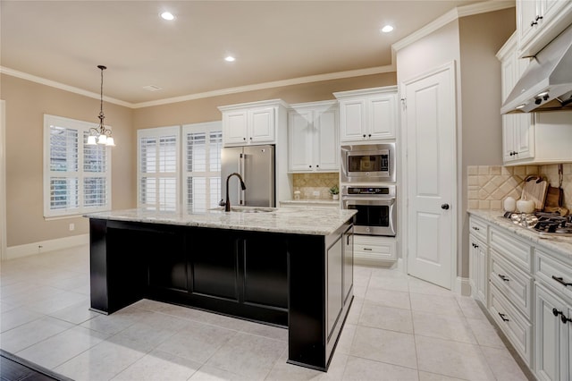 4023 Turning Manor Ln, Sugar Land, TX 77479 - kitchen with stainless steel appliances, under cabinet range hood, a kitchen island with sink, tasteful backsplash, and white cabinets
