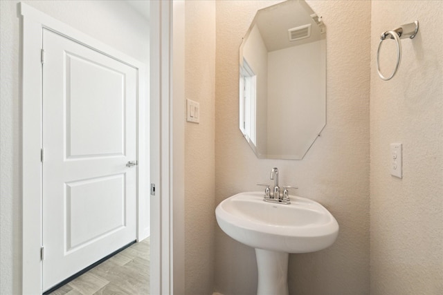 7838 Ruth Ravine Ct, Spring, TX 77379 - bathroom featuring a textured wall