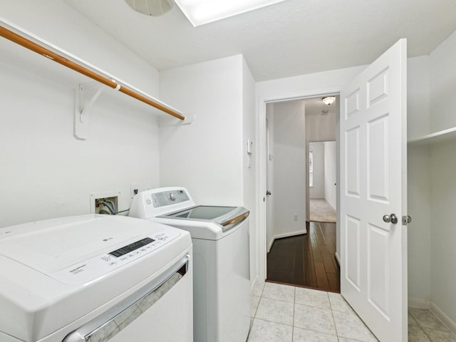 421 White Oak Pointe, League City, TX 77573 - laundry room featuring washing machine and clothes dryer and baseboards