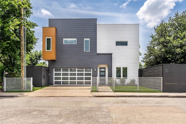 543 Threlkeld St, Houston, TX 77007 - contemporary home with driveway and a garage