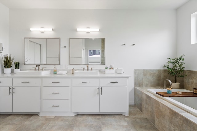 543 Threlkeld St, Houston, TX 77007 - full bath featuring double vanity and a garden tub