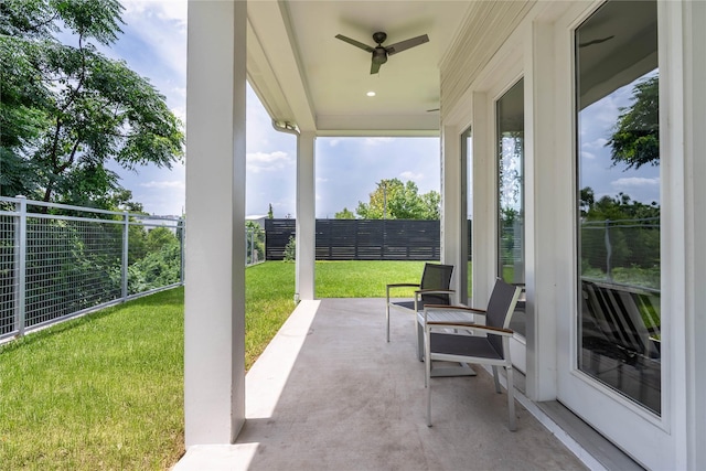 543 Threlkeld St, Houston, TX 77007 - fenced backyard with a ceiling fan and a patio area