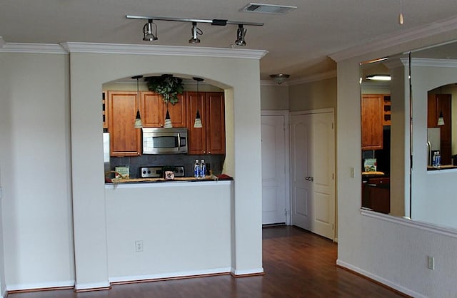 1711 Old Spanish Trl Unit 343, Houston, TX 77054 - kitchen featuring stainless steel microwave, arched walkways, dark wood finished floors, decorative backsplash, and ornamental molding