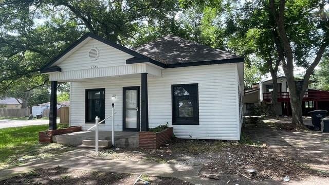1120 W Robinson St, Alvin, TX 77511 - view of front facade with a porch