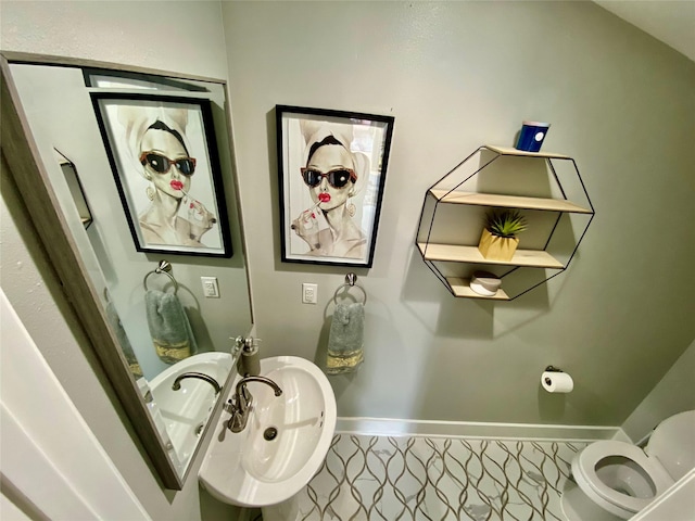 3359 Ozark St, Houston, TX 77021 - half bathroom featuring baseboards and toilet