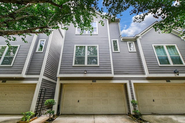 2424 Charleston St Unit D, Houston, TX 77021 - back of house with an attached garage