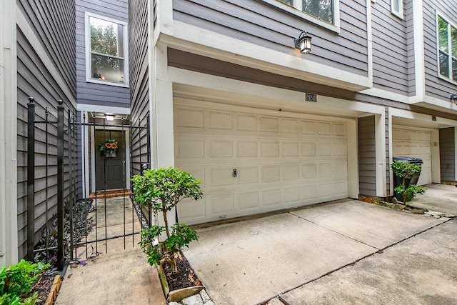 2424 Charleston St Unit D, Houston, TX 77021 - entrance to property featuring a garage and concrete driveway