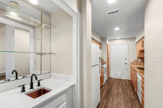 1112 Bering Dr Unit 47, Houston, TX 77057 - bathroom featuring vanity, wood finished floors, and recessed lighting