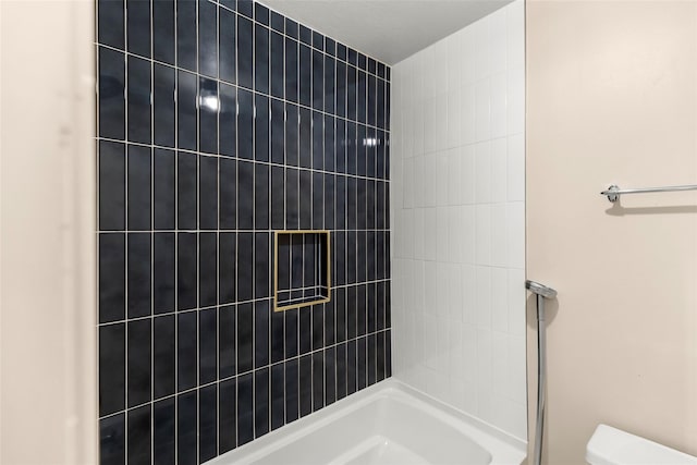 1112 Bering Dr Unit 47, Houston, TX 77057 - full bath featuring toilet and bathing tub / shower combination