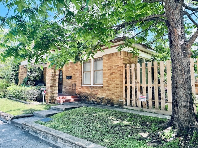 2614 Beauchamp St, Houston, TX 77009 - view of side of home featuring brick siding
