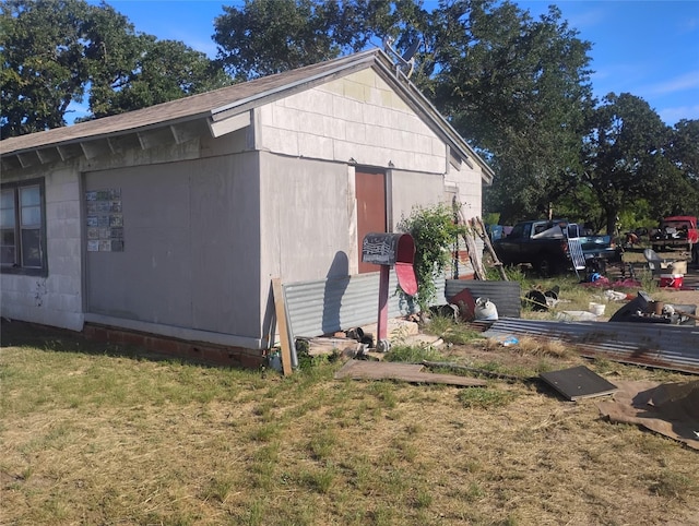 7510 US Highway 67 Unit 84, Bangs, TX 76823 - view of side of property featuring a lawn and a shingled roof