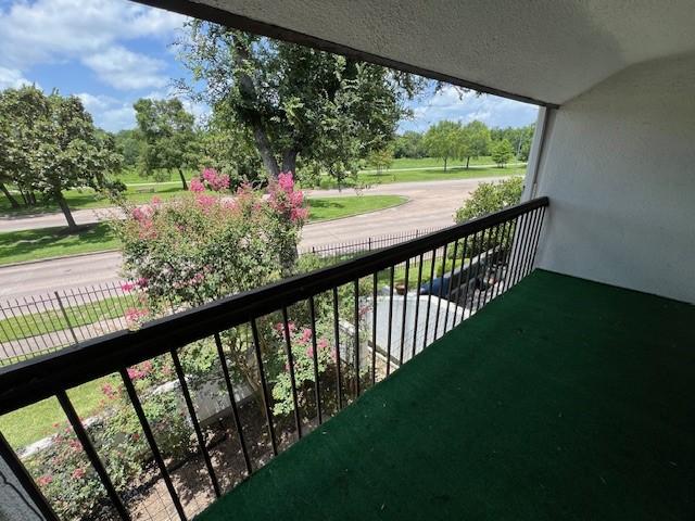 7655 S Braeswood Blvd Unit 8, Houston, TX 77071 - view of balcony