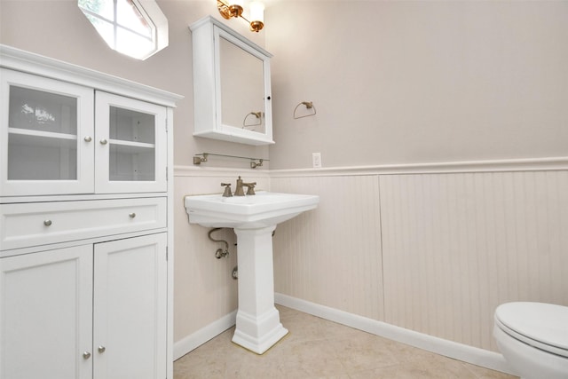 6307 Briar Rose Dr Unit 120, Houston, TX 77057 - bathroom featuring a wainscoted wall and tile patterned flooring