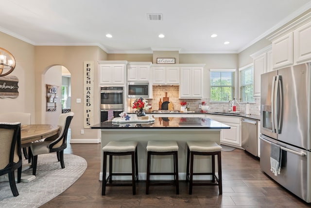 115 Dedication Trl, Huntsville, TX 77340 - kitchen with stainless steel appliances, a kitchen bar, white cabinetry, a kitchen island, and recessed lighting