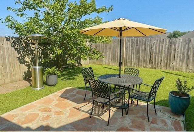 19522 Brighton Brook Ln, Richmond, TX 77407 - fenced backyard featuring a patio and outdoor dining space