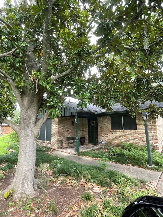 507 Oak Dr, Lake Jackson, TX 77566 - view of front facade featuring brick siding