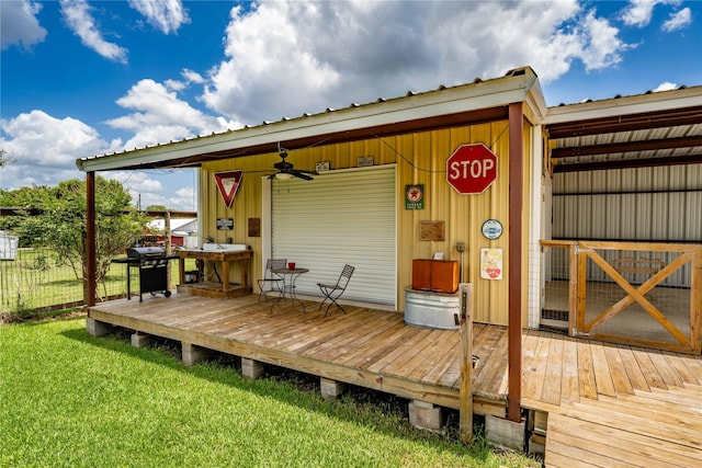 210 N Scott St, Fayetteville, TX 78940 - deck with a ceiling fan