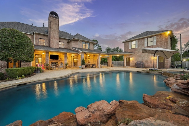 1002 Cowards Creek Ct, Friendswood, TX 77546 - view of pool featuring a patio, a pool with connected hot tub, and grilling area