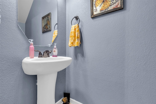 10211 Norway Spruce Ln, Tomball, TX 77375 - bathroom featuring a textured wall
