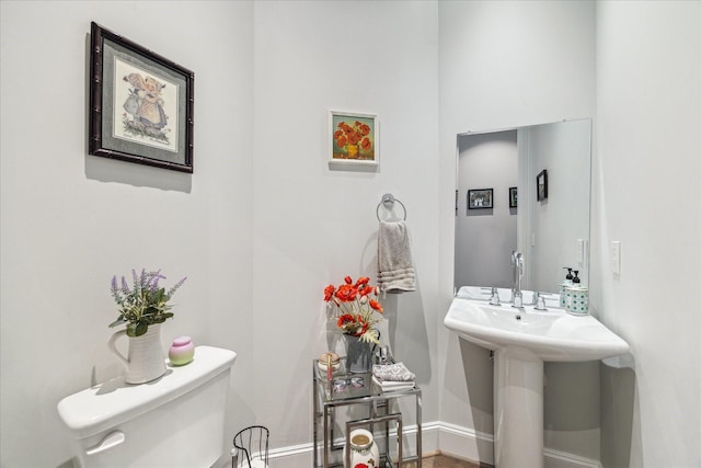 1409 Post Oak Blvd Unit 2204, Houston, TX 77056 - half bathroom with toilet and baseboards