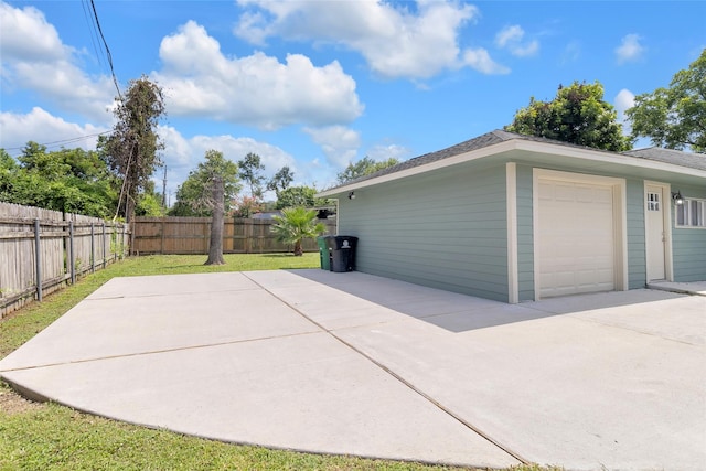 2934 Robertson St, Houston, TX 77009 - garage with concrete driveway