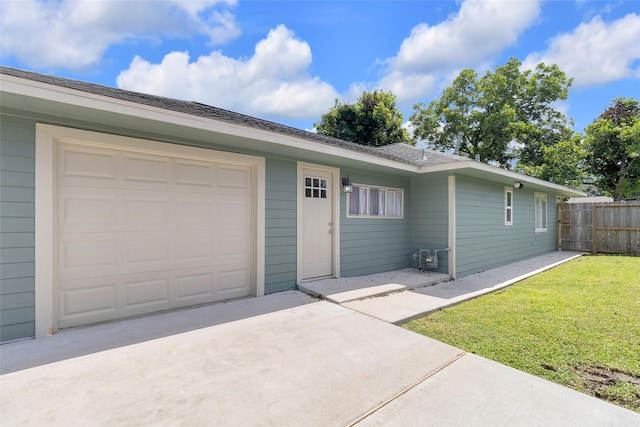 2934 Robertson St, Houston, TX 77009 - single story home featuring concrete driveway and an attached garage