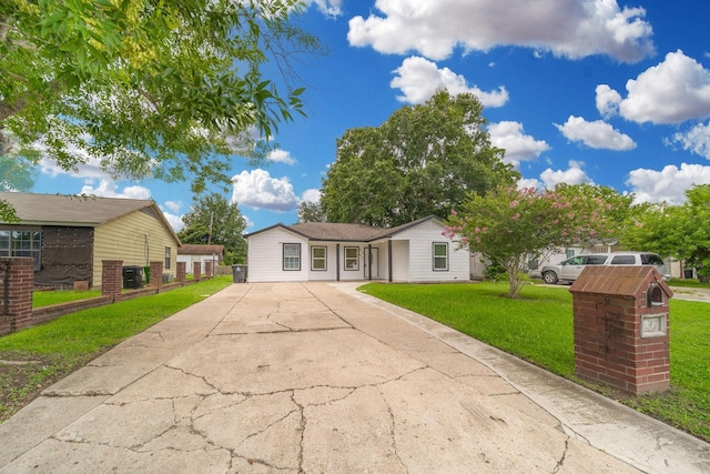 6307 Westover St, Houston, TX 77087 - single story home with driveway and a front yard