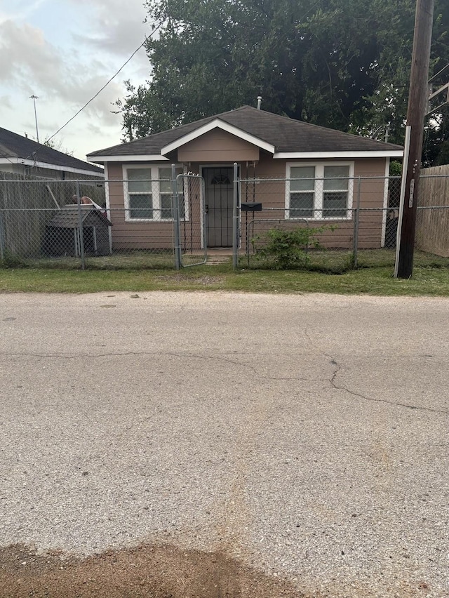 2705 Brewster St, Houston, TX 77026 - view of front of home featuring a fenced front yard