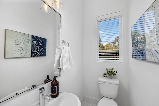 1546 W Tidwell Rd, Houston, TX 77091 - bathroom with toilet and baseboards