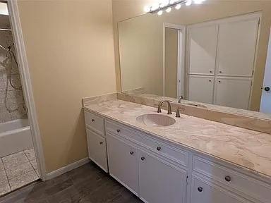 7822 Albin Ln, Houston, TX 77071 - full bath featuring vanity and  shower combination