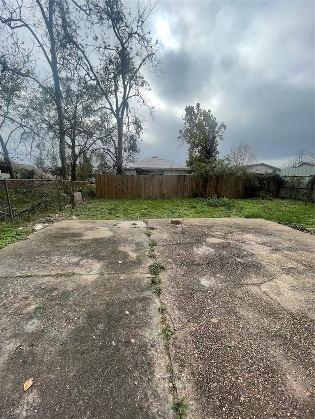 2010 King St, Houston, TX 77026 - view of yard