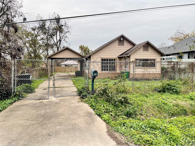 2010 King St, Houston, TX 77026 - view of front of house featuring a gate and concrete driveway