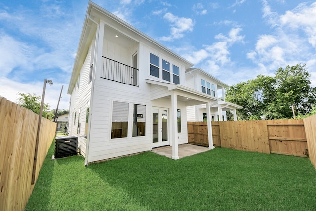 1913 W St, Houston, TX 77026 - rear view of property with french doors and a fenced backyard