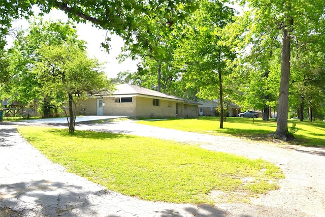 101 Summit Dr, Conroe, TX 77303 - view of front of property with driveway and a front yard