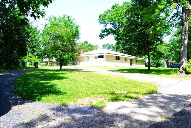 101 Summit Dr, Conroe, TX 77303 - ranch-style house featuring a front yard