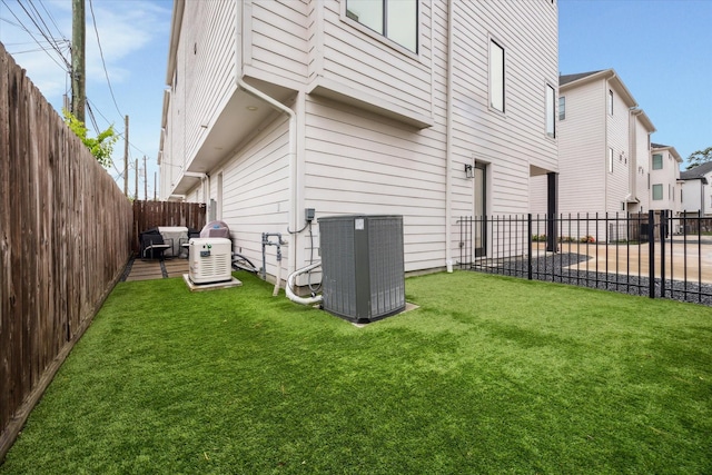 824 Wakefield Dr Unit A, Houston, TX 77018 - view of side of home featuring a cooling unit and a fenced backyard