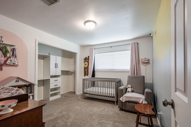322 S Carroll, La Porte, TX 77571 - bedroom with carpet flooring, a closet, a crib, and a textured ceiling