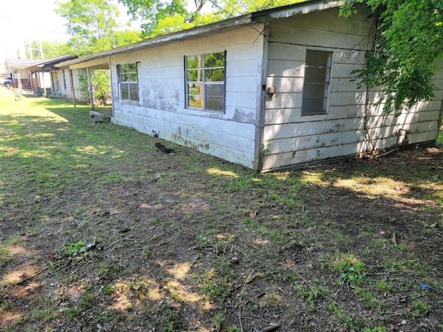 343 NW Martin Luther King Dr, De Kalb, TX 75559 - view of side of property featuring a lawn