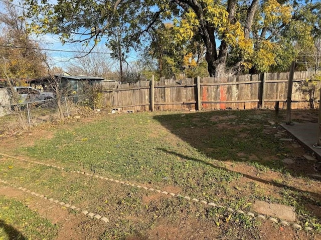 1208 N 7th St, Wichita Falls, TX 76306 - view of fenced backyard
