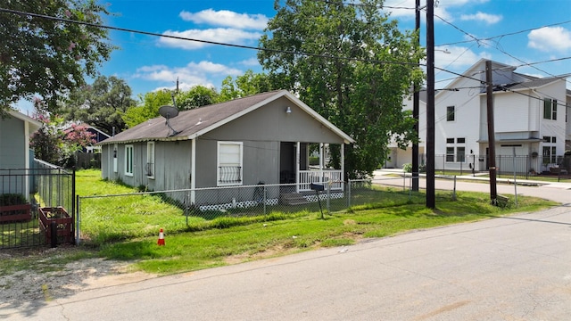 5239 Kiam St, Houston, TX 77007 - view of front of property featuring a fenced front yard and covered porch
